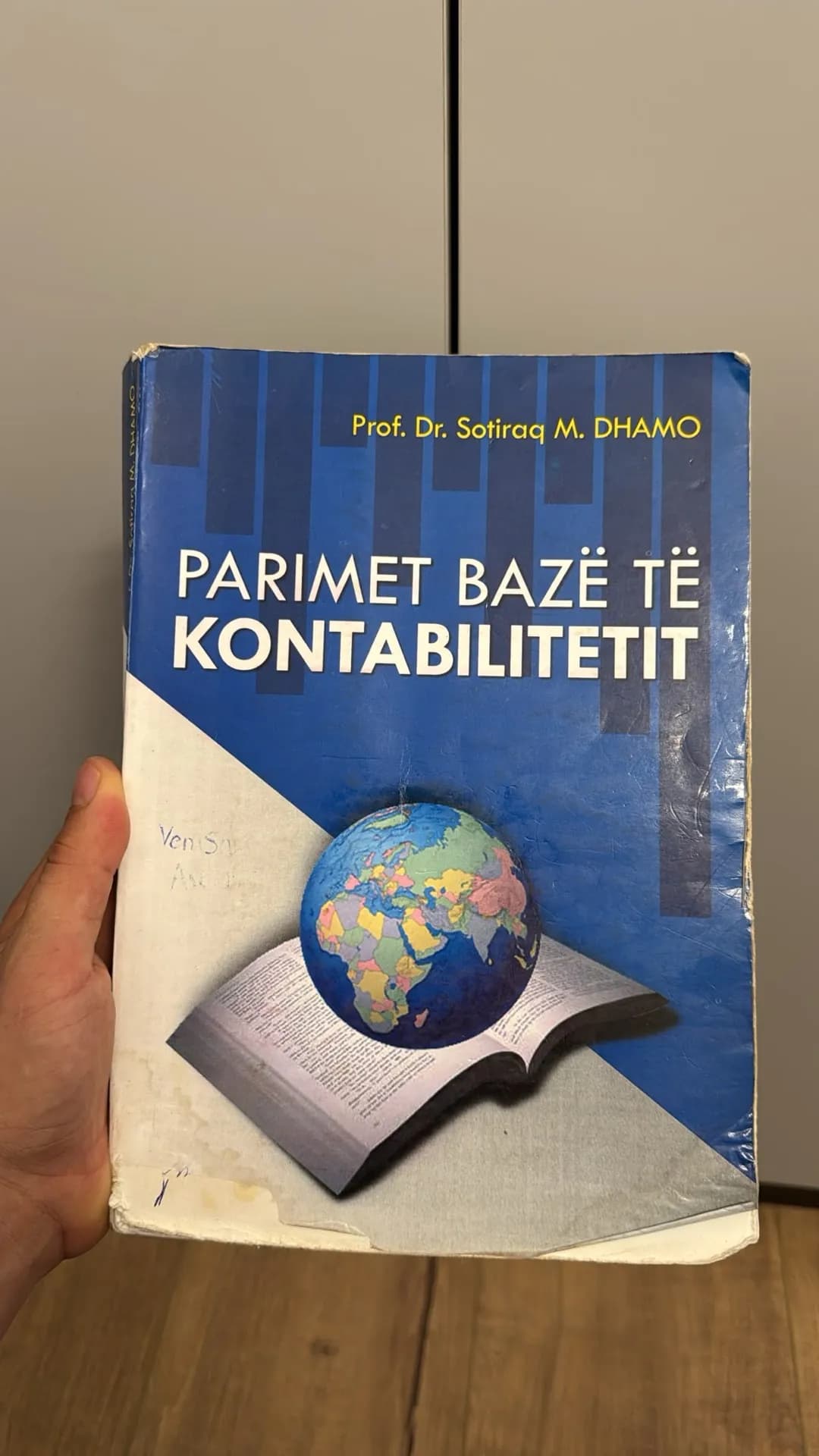 Dua te shes te gjithe librat e deges t finances
viti 2( nuk jan te gjith n foto), foto 1