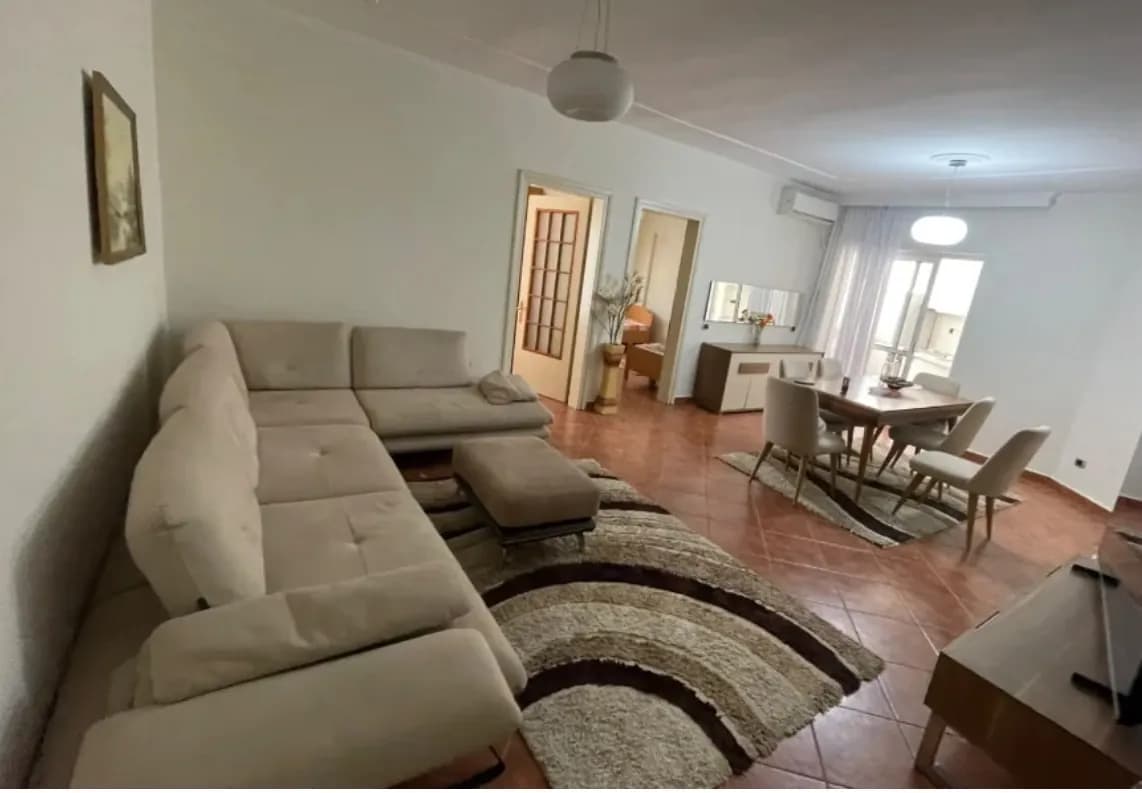 Shtepi me qera komuna parisit, foto 1